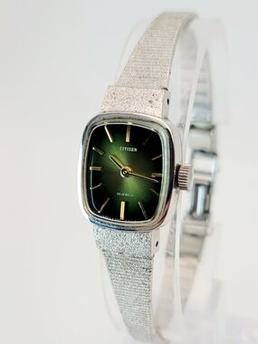 Citizen 23-Jewel Ladies Manual Wind 6700 WGP Green Sunburst Dial Vintage Watch